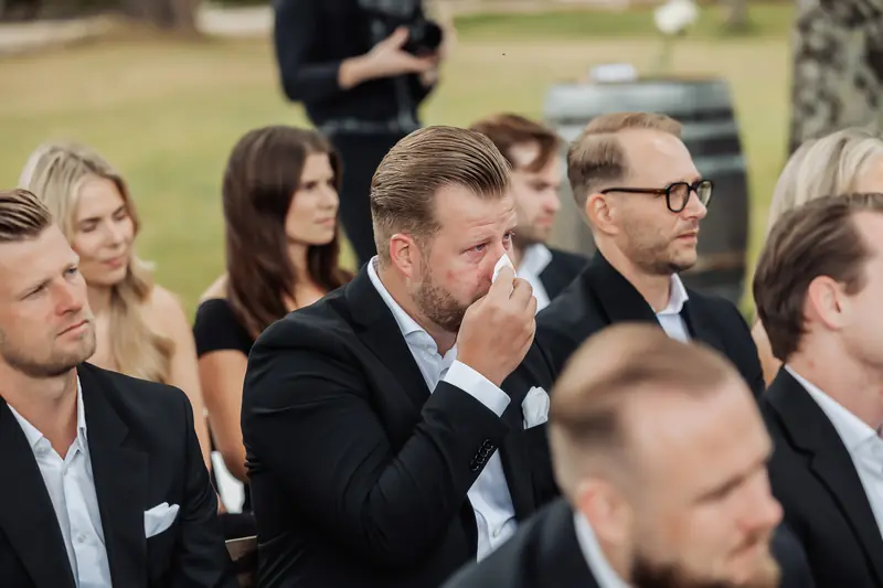 Gasten met tranen in de ogen tijdens de ceremonie