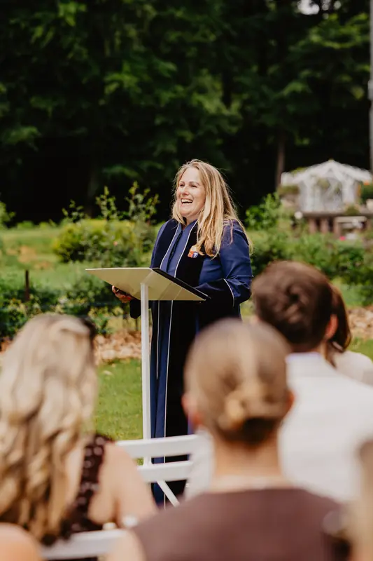 Trouwambtenaar spreekt tijdens de buitenceremonie