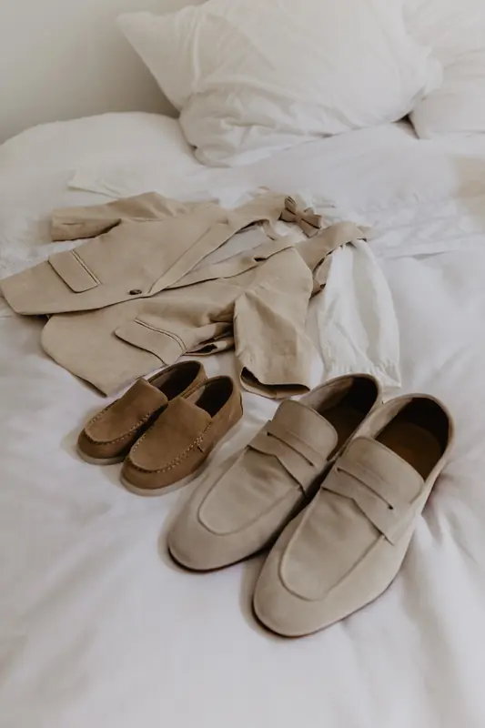 Schoenen en colbert van de bruidegom op bed