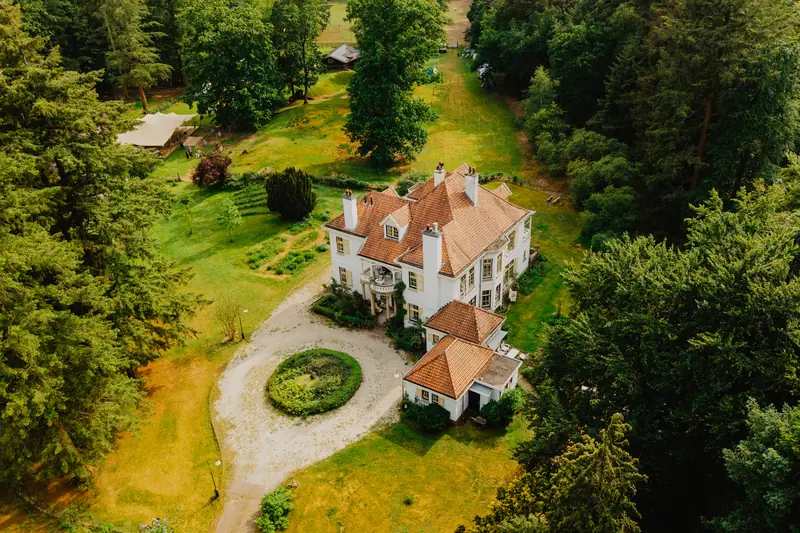 Dronefoto van een landgoed midden in het bos