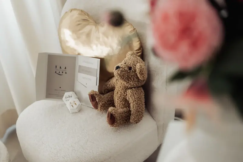 Knuffelbeer en details op tafel