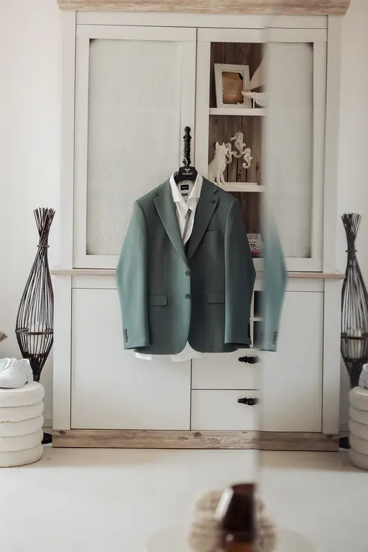 Kostuum van de bruidegom hangt aan een kast