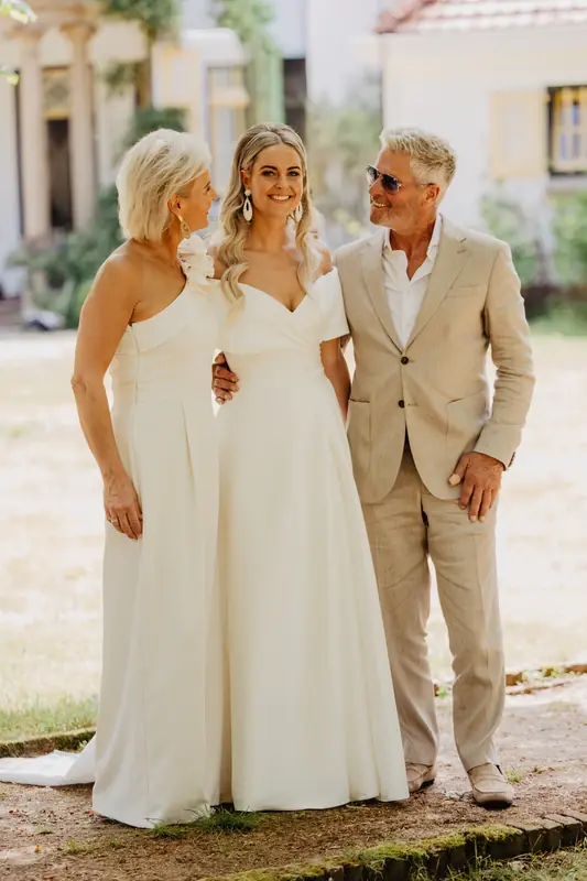 Bruid samen met haar ouders