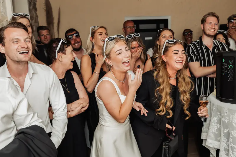 Lachende gasten op het feest