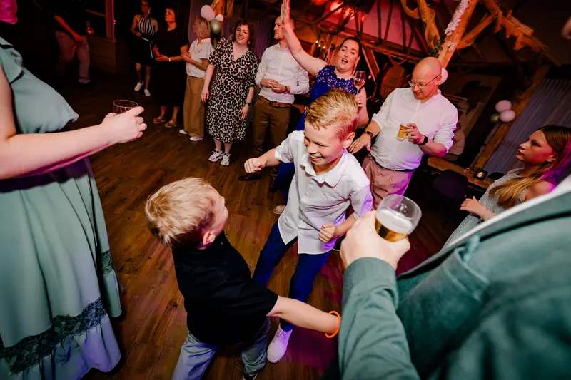 Kinderen en gasten dansen samen op de dansvloer