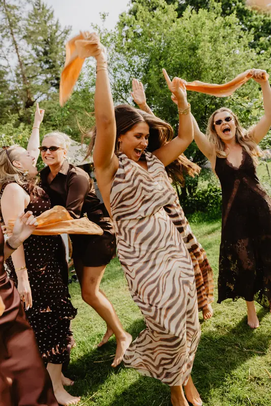 Gasten zwaaien met servetten op het feest