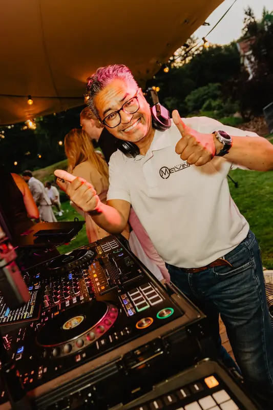 DJ zorgt voor de muziek op het feest