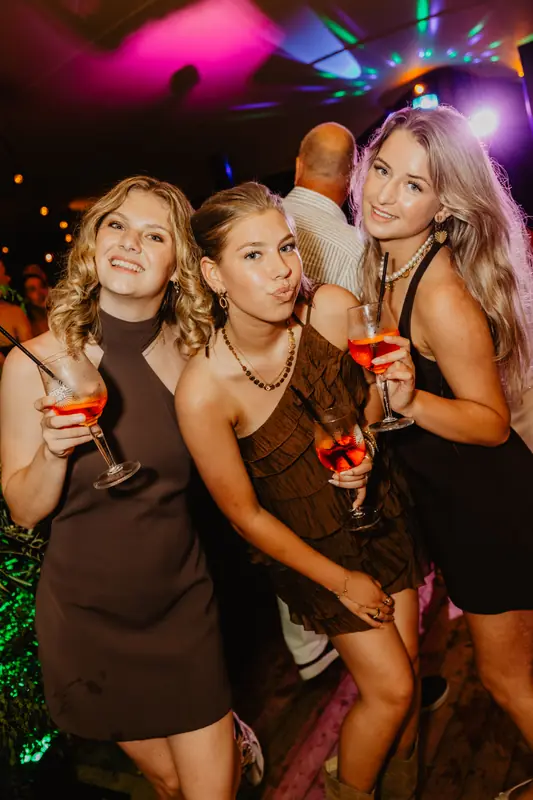 Vriendinnen poseren samen op het feest