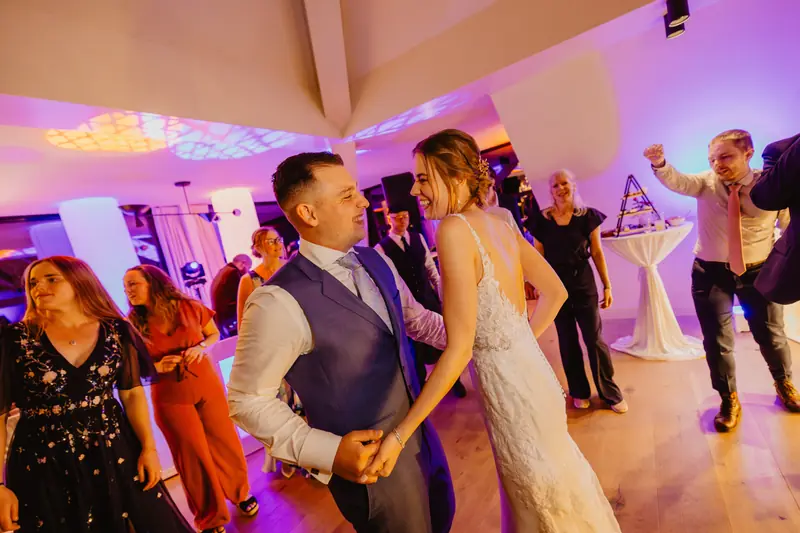 Bruidspaar danst tussen de gasten