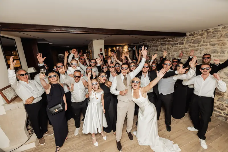 Groepsfoto met zonnebrillen op het feest