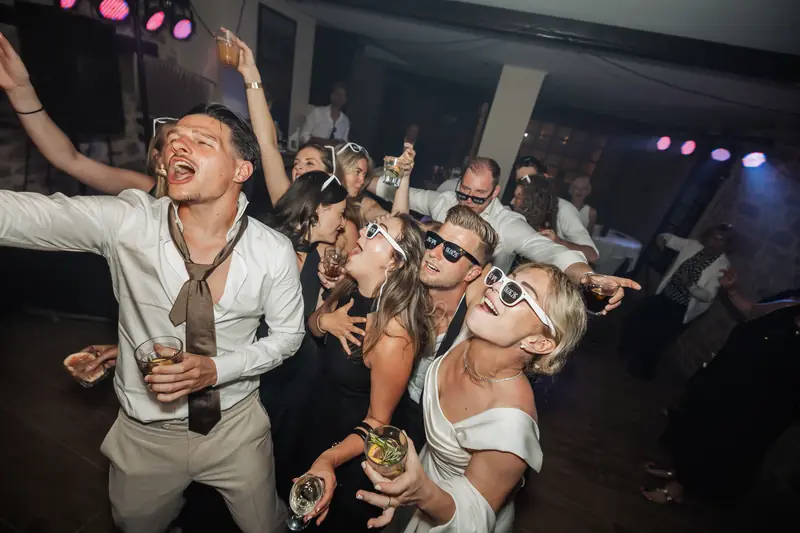 Gasten feesten uitbundig met zonnebrillen