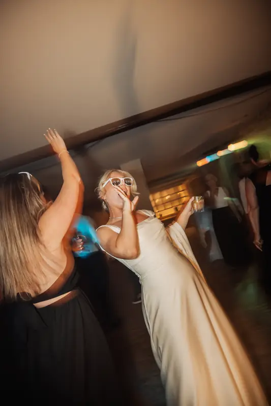 Bruid danst met een vriendin