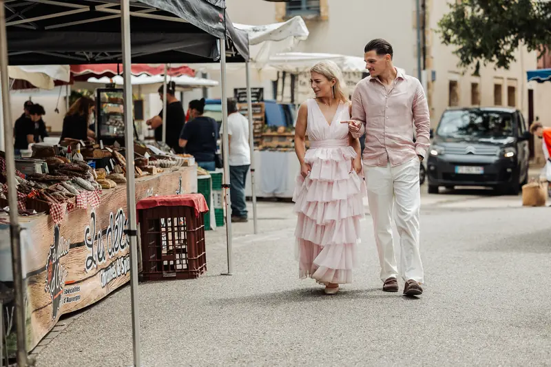 Stel wandelt hand in hand over een Franse markt