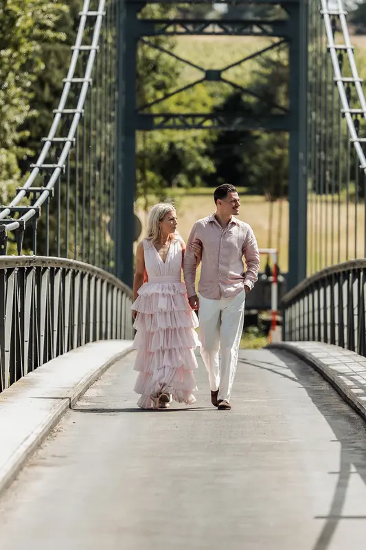 Stel wandelt samen over een groene hangbrug