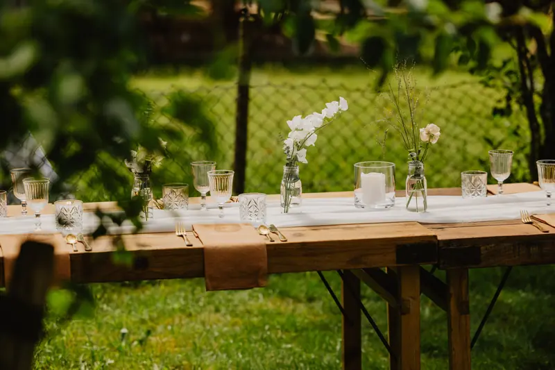 Gedekte tafel met bloemen buiten in het groen