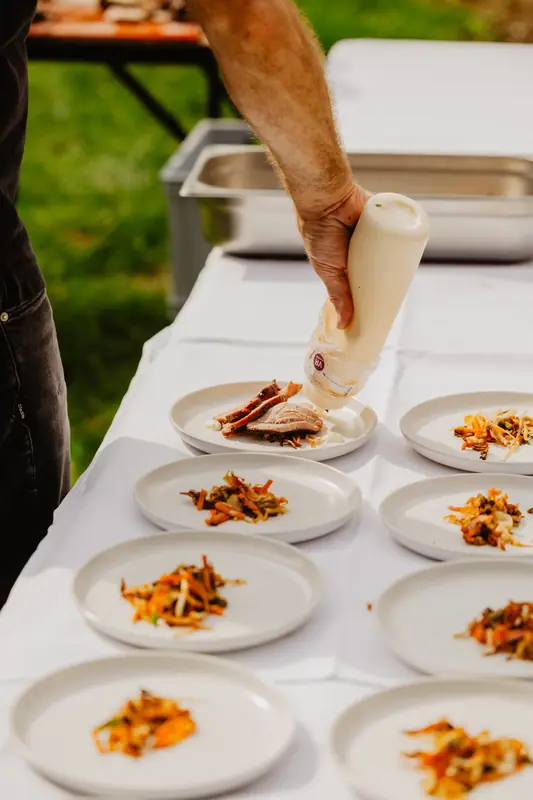 Chef maakt de borden op voor het diner