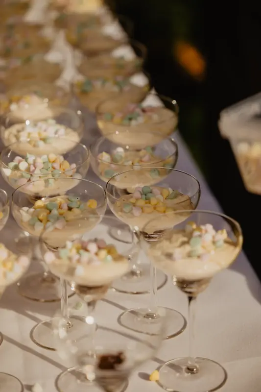 Rij dessertglazen op een tafel