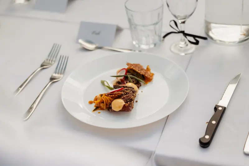 Bord met diner en tafelkaartje